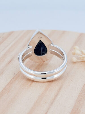 Bague en argent sertie d'une sodalite avec des plumes sur le côté