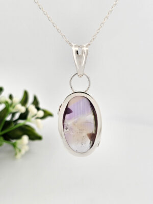 Arrière d'un collier en argent serti d'une Amétrine ovale