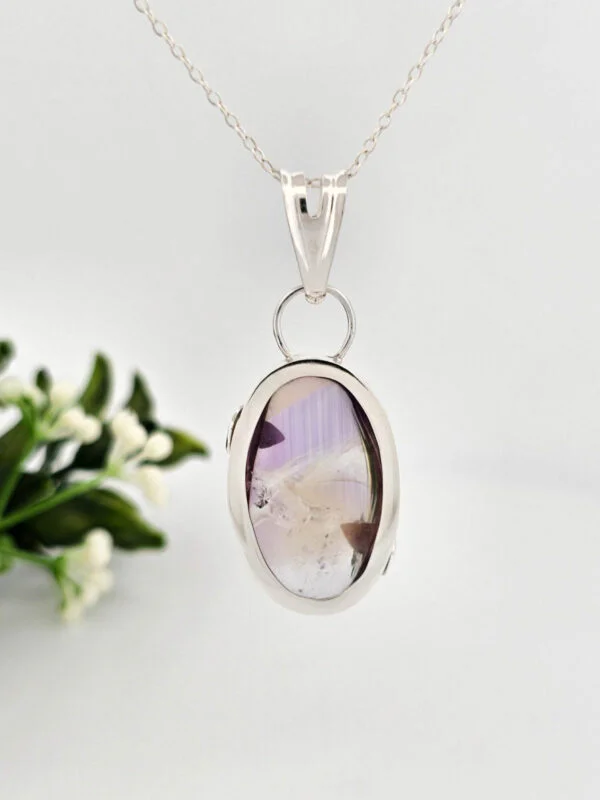 Arrière d'un collier en argent serti d'une Amétrine ovale