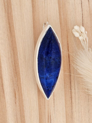 Collier en argent serti d'un lapis lazuli avec des motifs d'étoiles sur l'arrière