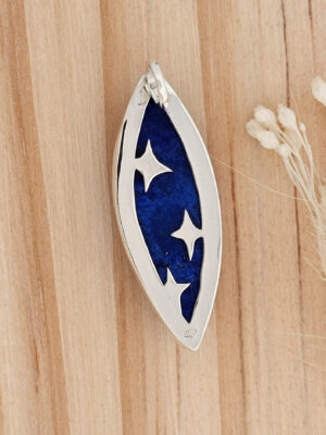 Collier en argent serti d'un lapis lazuli avec des motifs d'étoiles sur l'arrière