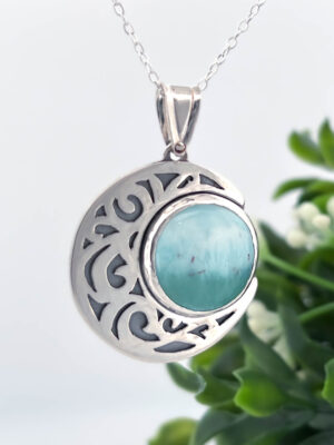 Collier en argent en forme de lune serti d'un larimar