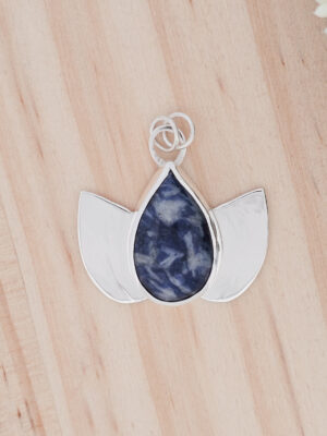 Collier en argent en forme de lotus serti d'une sodalite