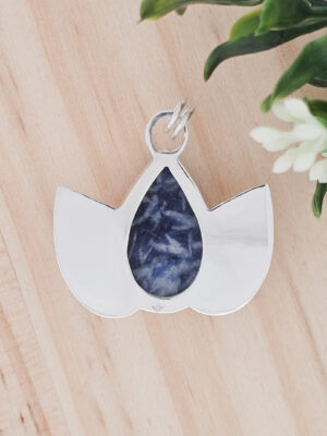 Arrière d'un collier en argent en forme de lotus serti d'une sodalite