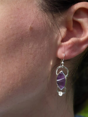 Boucles d'oreilles en argent serties d'Améthystes avec des fleurs en argent