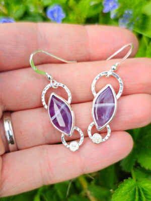 Boucles d'oreilles en argent serties d'Améthystes avec des fleurs en argent