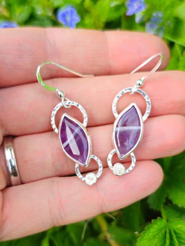 Boucles d'oreilles en argent serties d'Améthystes avec des fleurs en argent