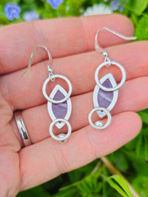 Arrière de boucles d'oreilles en argent serties d'Améthystes avec des fleurs en argent