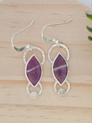 Boucles d'oreilles en argent serties d'Améthystes avec des fleurs en argent