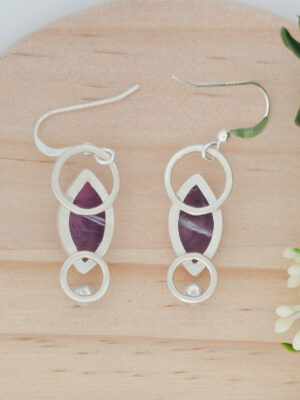 Arrière de boucles d'oreilles en argent serties d'Améthystes avec des fleurs en argent