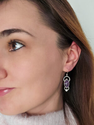 Boucles d'oreilles en argent serties d'Améthystes avec des fleurs en argent