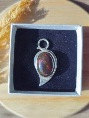 Collier en argent serti d'une Opale noire de Delanta