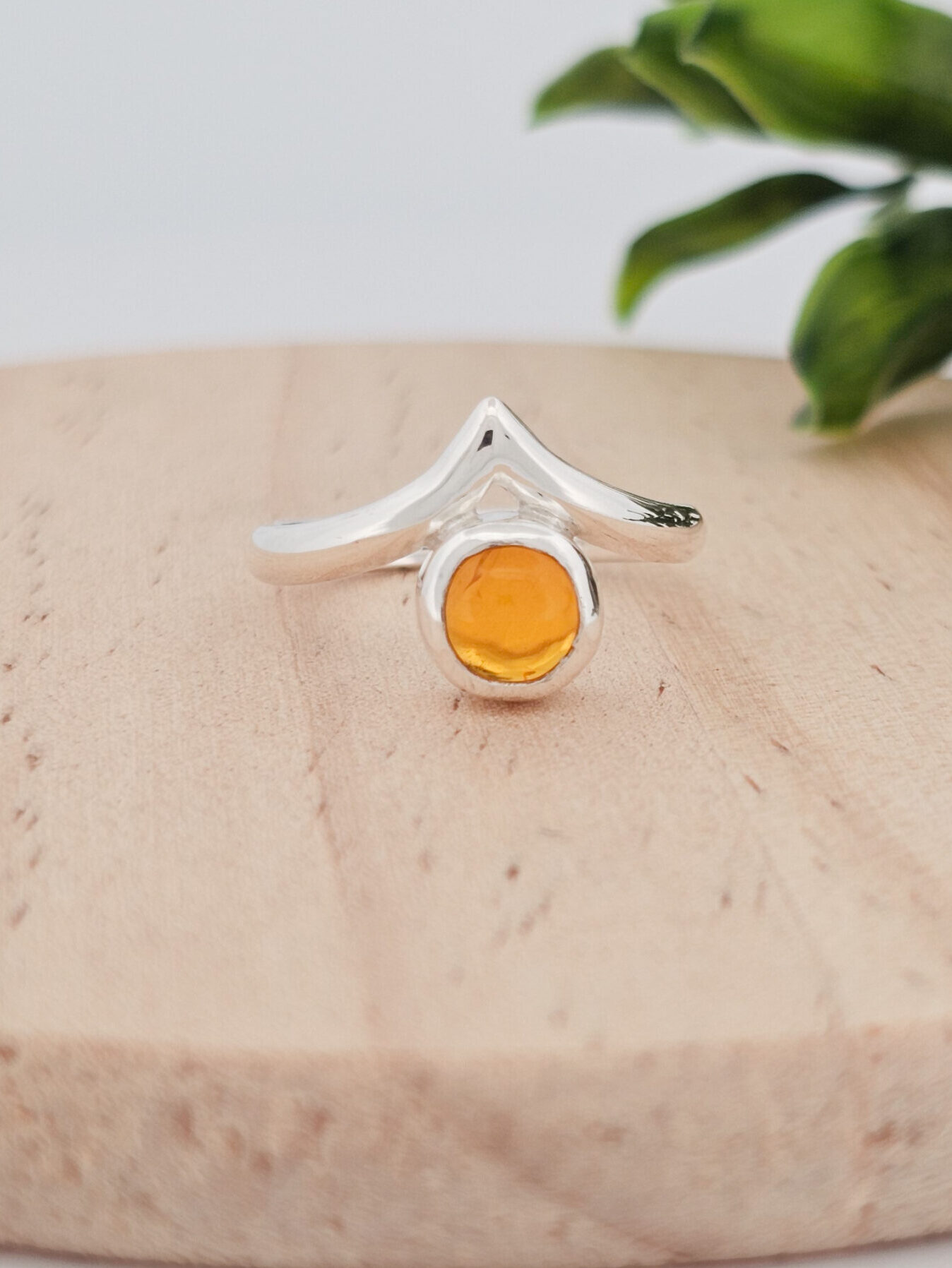 Bague en argent sertie d'une Opale de feu