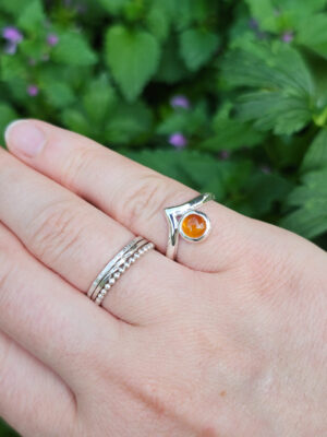 Bague en argent sertie d'une Opale de feu