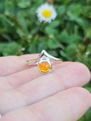 Bague en argent sertie d'une Opale de feu