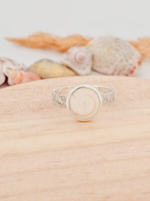 Bague en argent texturé sertie d'un Oeil de Sainte Lucie