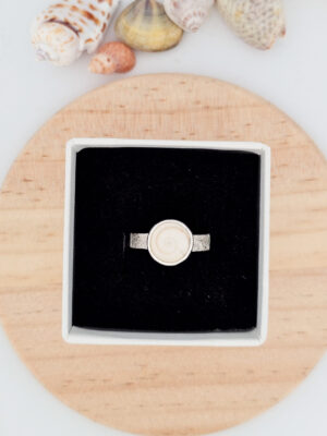 Bague en argent texturé sertie d'un Oeil de Sainte Lucie