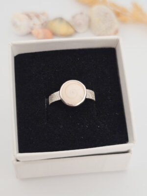 Bague en argent texturé sertie d'un Oeil de Sainte Lucie