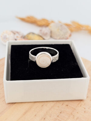Bague en argent texturé sertie d'un Oeil de Sainte Lucie