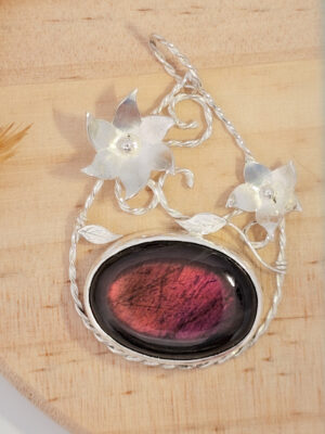 Collier en argent avec des torsades et des fleurs serti d'une Labradorite spectrolite