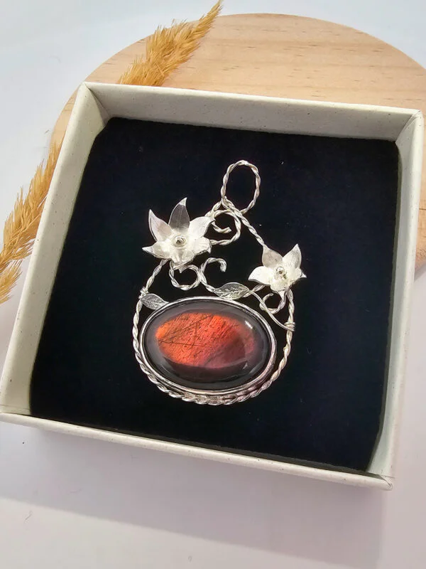 Collier en argent avec des torsades et des fleurs serti d'une Labradorite spectrolite