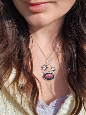 Collier en argent avec des torsades et des fleurs serti d'une Labradorite spectrolite