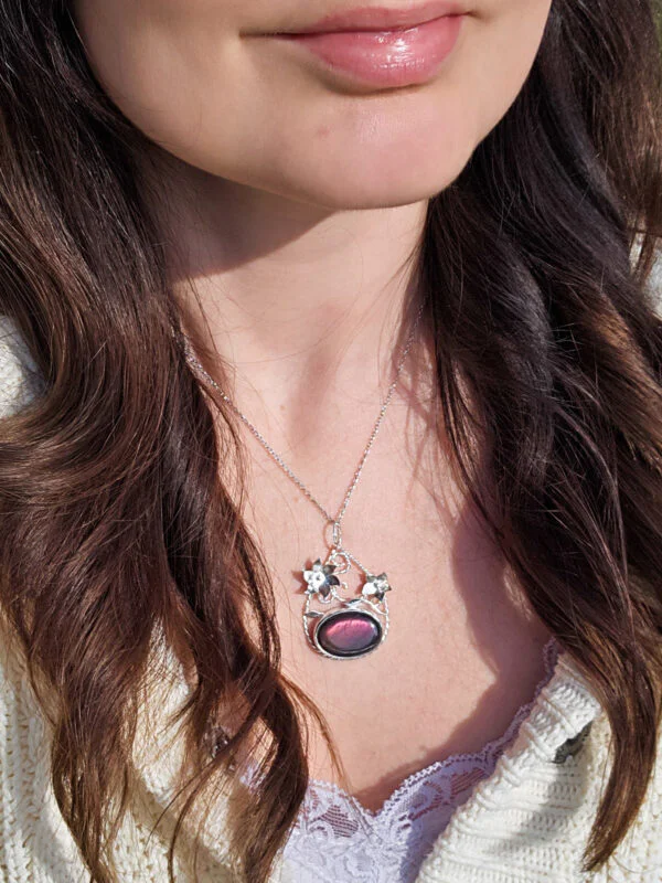 Collier en argent avec des torsades et des fleurs serti d'une Labradorite spectrolite