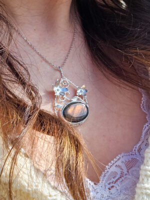Collier en argent avec des torsades et des fleurs serti d'une Labradorite spectrolite