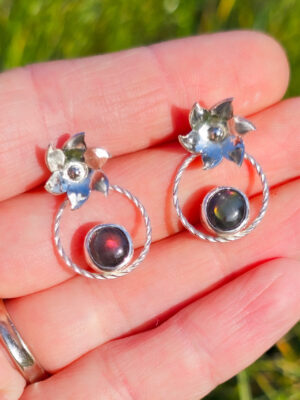 Boucles d'oreilles en argent modulables avec des fleurs en argent serties de Labradorites spectrolites