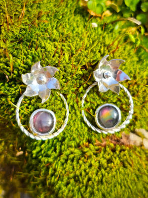 Boucles d'oreilles en argent modulables avec des fleurs en argent serties de Labradorites spectrolites