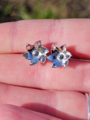 Boucles d'oreilles en argent modulables avec des fleurs en argent