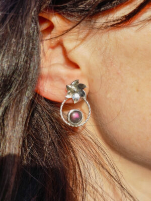 Boucles d'oreilles en argent modulables avec des fleurs en argent serties de Labradorites spectrolites