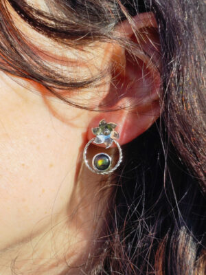 Boucles d'oreilles en argent modulables avec des fleurs en argent serties de Labradorites spectrolites