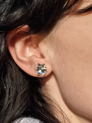 Boucles d'oreilles en argent modulables avec des fleurs en argent