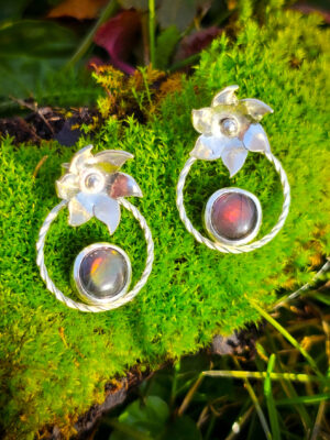 Boucles d'oreilles en argent modulables avec des fleurs en argent serties de Labradorites spectrolites