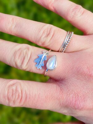 Bague en argent sertie d'une péristérite avec une feuille de chêne texturée