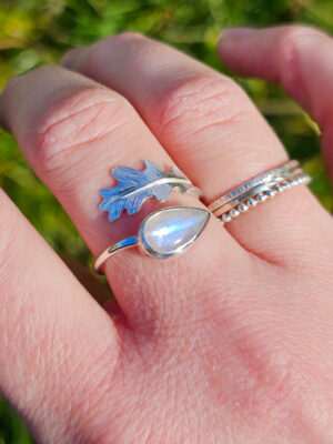 Bague en argent sertie d'une péristérite avec une feuille de chêne texturée