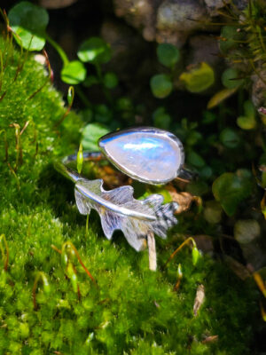 Bague en argent sertie d'une péristérite avec une feuille de chêne texturée
