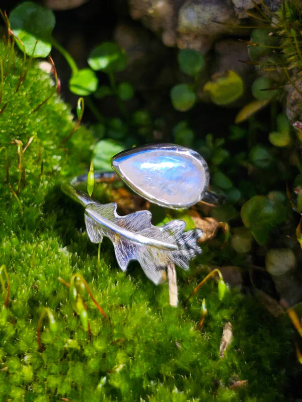 Bague en argent sertie d'une péristérite avec une feuille de chêne texturée