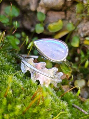 Bague en argent sertie d'une péristérite avec une feuille de chêne texturée