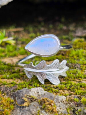 Bague en argent sertie d'une péristérite avec une feuille de chêne texturée