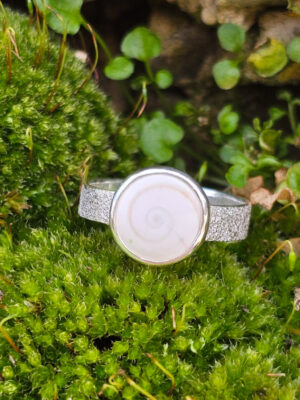 Bague en argent texturé sertie d'un Oeil de Sainte Lucie