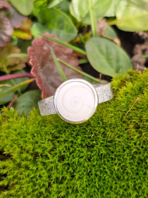 Bague en argent texturé sertie d'un Oeil de Sainte Lucie