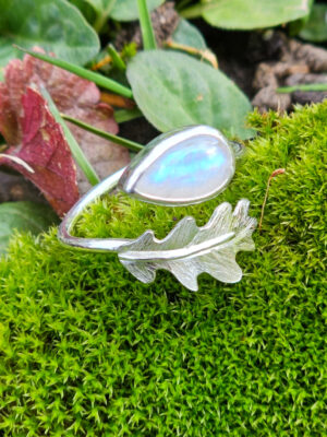 Bague en argent sertie d'une péristérite avec une feuille de chêne texturée