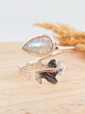 Bague en argent sertie d'une péristérite avec une feuille de chêne texturée