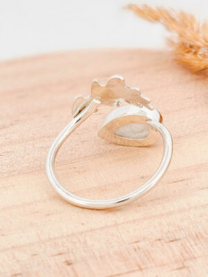 Arrière d'une bague en argent sertie d'une péristérite avec une feuille de chêne texturée