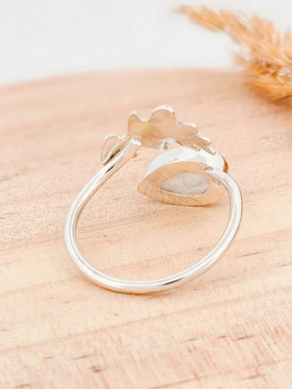 Arrière d'une bague en argent sertie d'une péristérite avec une feuille de chêne texturée