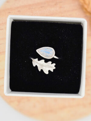 Bague en argent sertie d'une péristérite avec une feuille de chêne texturée