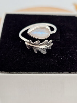 Bague en argent sertie d'une péristérite avec une feuille de chêne texturée