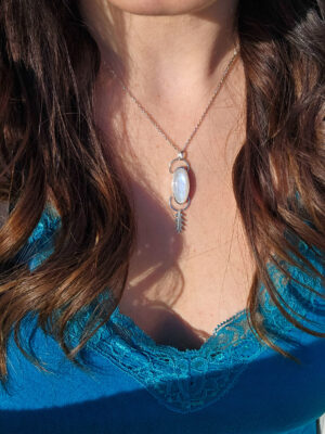 Pendentif en argent serti d'une péristérite avec une feuille de chêne texturée